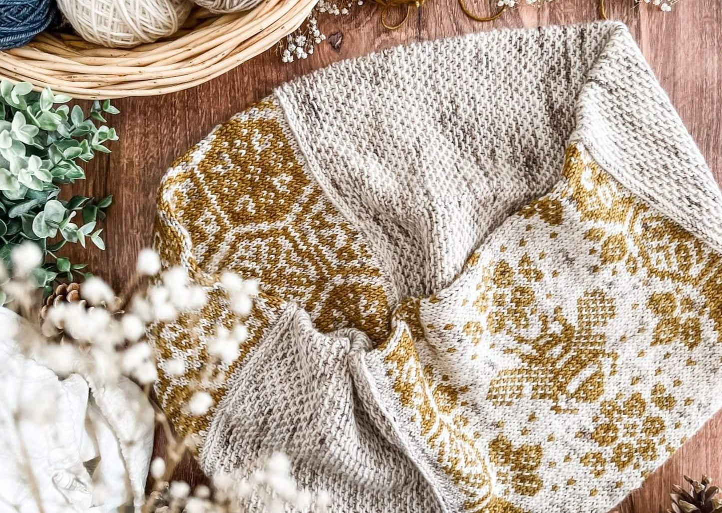 PRE-ORDER: Mellifera Infinity Cowl Kit (Knit)
