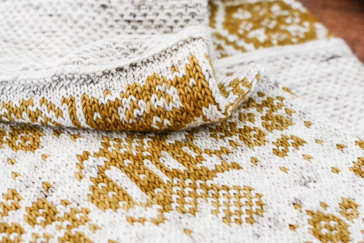 PRE-ORDER: Mellifera Infinity Cowl Kit (Knit)