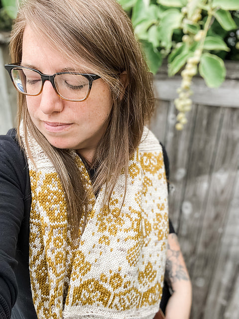 PRE-ORDER: Mellifera Infinity Cowl Kit (Knit)