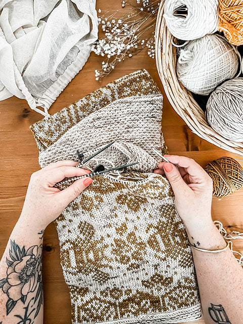 PRE-ORDER: Mellifera Infinity Cowl Kit (Knit)